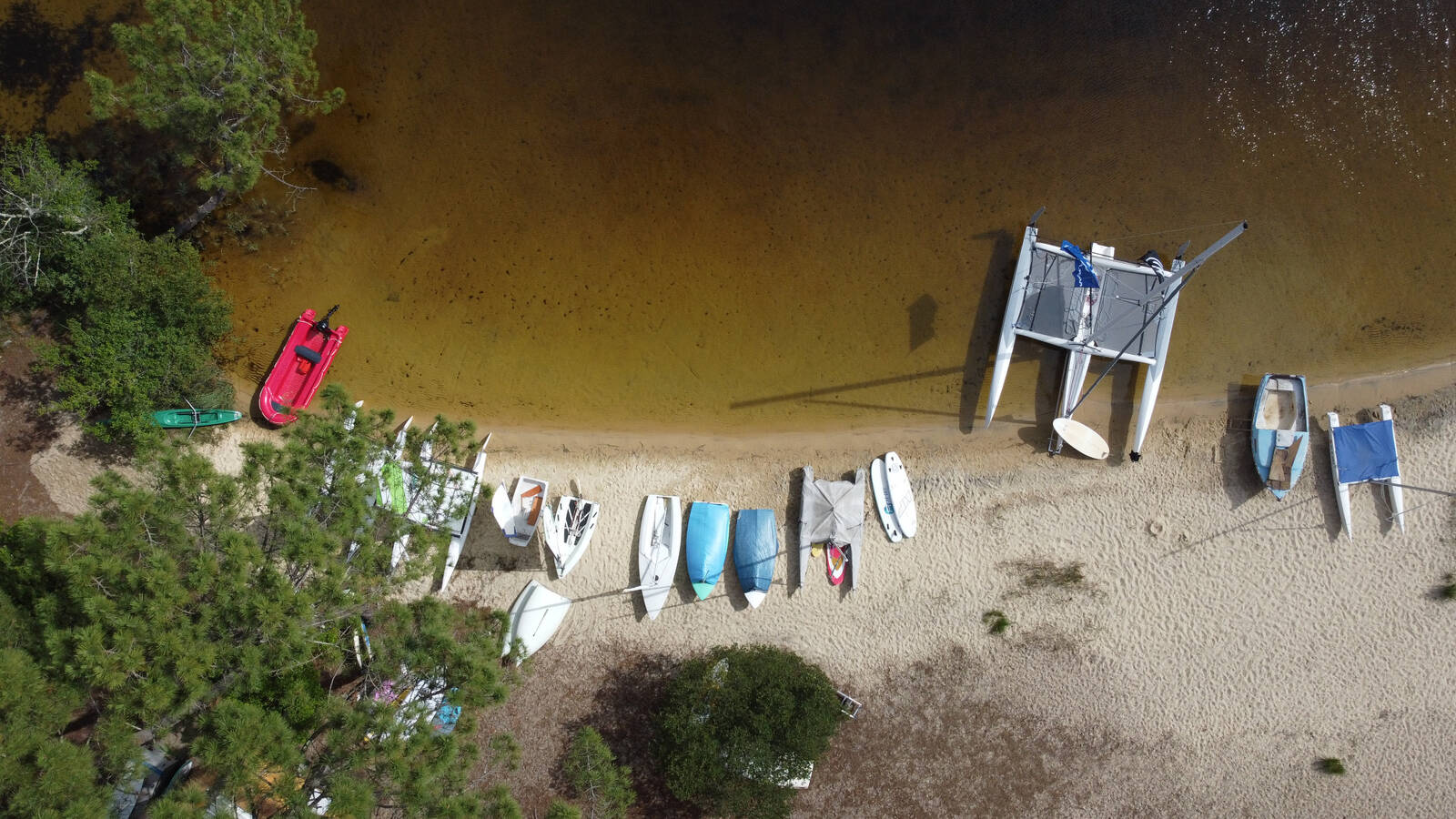 Cours de voile pour enfants sur le lac de Lacanau