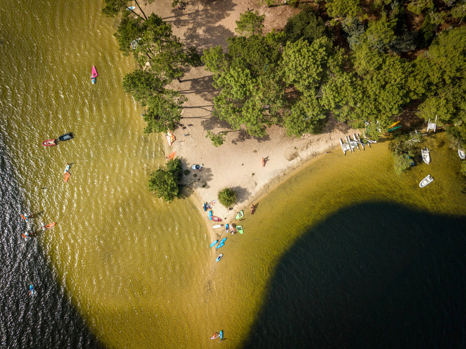 Cours de voile et planche à voile sur le lac de Lacanau