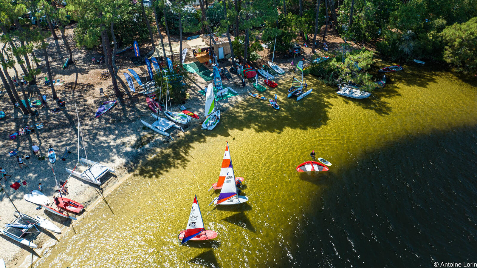Cours de wingfoil sur le lac de Lacanau