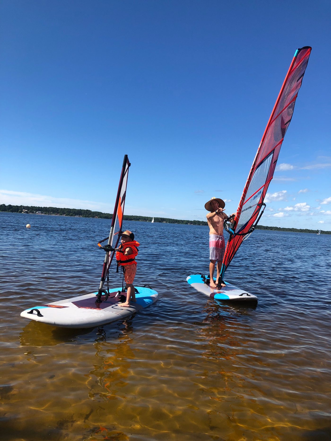 Windsurfles op het meer van Lacanau